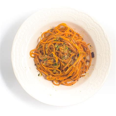 Espaguetis De La Zanahoria Con Pesto Imagen De Archivo Imagen De