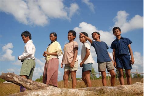 Mimpi adalah kunci / untuk kita menaklukkan dunia / berlarilah tanpa lelah / sampai engkau meraihnya / laskar pelangi / takkan terikat waktu / bebaskan mimpimu di angkasa. wins punakawan: Mengulas "Film Laskar Pelangi"