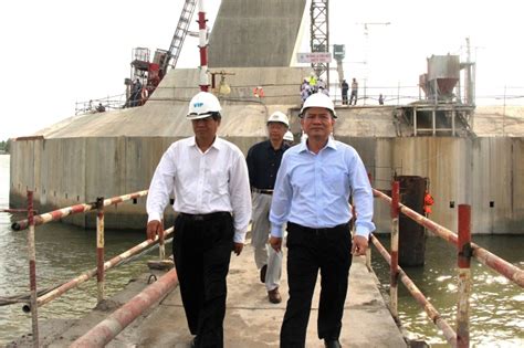 Ông hầu a lềnh làm bộ trưởng, chủ nhiệm ủy ban dân tộc. Bộ trưởng Trương Quang Nghĩa kiểm tra dự án xây dựng cầu ...