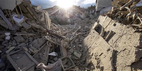Forte terremoto con epicentro ad amatrice ed accumoli del 24 agosto 2016, sentito anche a roma. Le foto del terremoto ad Amatrice e Accumoli - Il Post