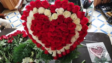 Como Hacer Un Arreglo Floral Con 100 Rosas En Forma De Corazón Youtube
