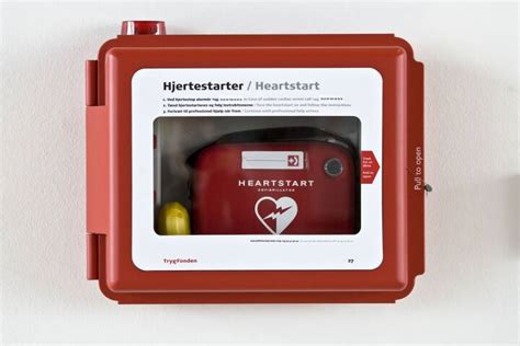 Hjertestartere gavner kun, hvis man ved, hvor de er. Kommune og region i strid om hjertestartere | Fyn | DR