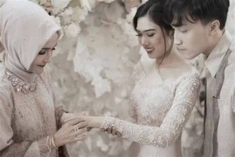Di acara lamarannya hari ini dalam balutan. Di Tanggal Cantik Ini, Isyana Sarasvati dan Rayhan Maditra ...