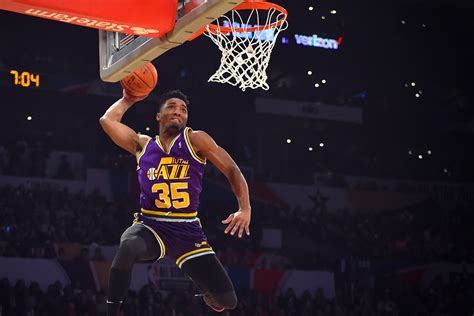 Donovan mitchell wins nba slam dunk contest with assist from kevin hart. Donovan Mitchell, prince du dunk