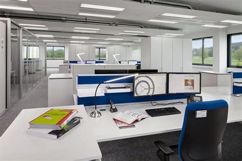 Die lehne des stuhls wird nicht genutzt, stattdessen wird das gesamte körpergewicht auf einen ellbogen gelegt. ergonomische Bürostühle, Schreibtische, Stauraum, Schränke ...