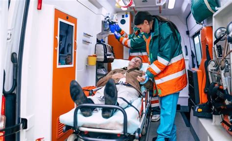 Équipe de service médical d urgence avec patient senior dans une ambulance photo premium