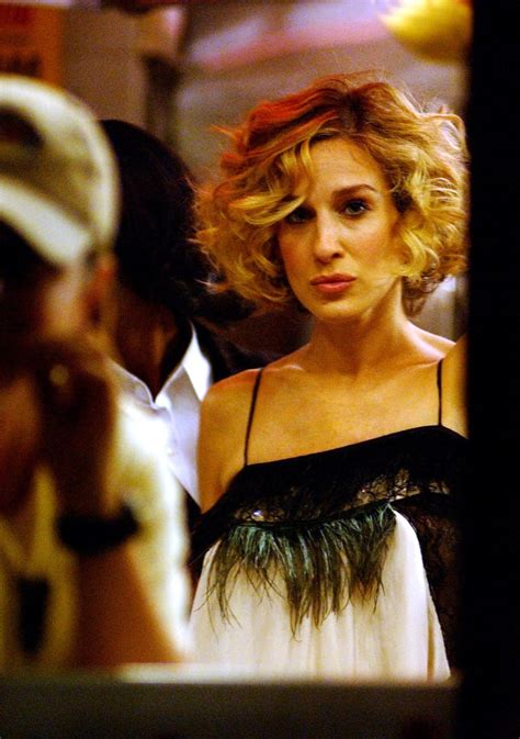 Carrie Tries A Bouncy Bob In Season Five But Her Signature Curls Carrie Bradshaw Hair Looks