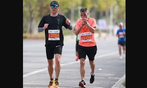 Marathon Runner Goes Viral For Smoking Cigarettes While He Competes