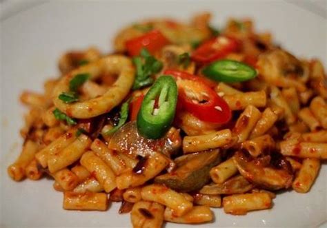 Goreng cabe rawit ijo, cabe rawit merah, cabe merah besar, bawang merah, tomat & terasi, lalu uleg dengan garam & gula. Resepi Makaroni Goreng Pedas - Resepi Bonda