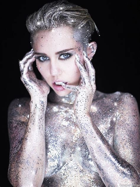 Todo Brillo Plateado En Una Photoshoot Jugada Miley Cyrus Body