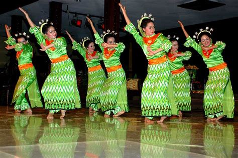 Tari sekapur sirih dan tari selampir pakaian adat tradisional jambi sama seperti yang ada di daerah pulau sumatera yang lain. Kesenian Tari: 10 NAMA TARIAN DAN GAMBAR DI INDONESIA