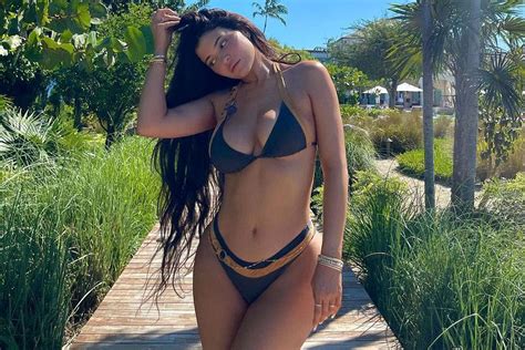 Kylie Jenner Goes Makeup Free As She Shows Off Curves In Revealing Bikini During Family Vacation