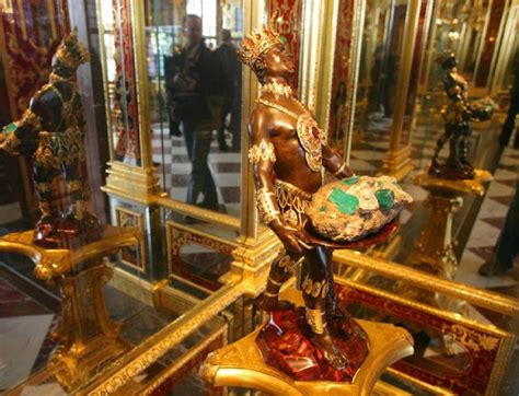 لصوص يسرقون مجوهرات وكنوزا من متحف بمليار يورو