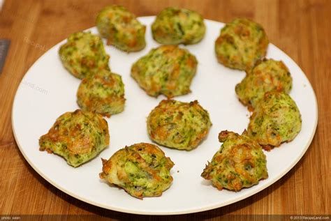 Bring corners of pastry together, overlapping in center. Spinach-Cheese Puffs Recipe | RecipeLand.com