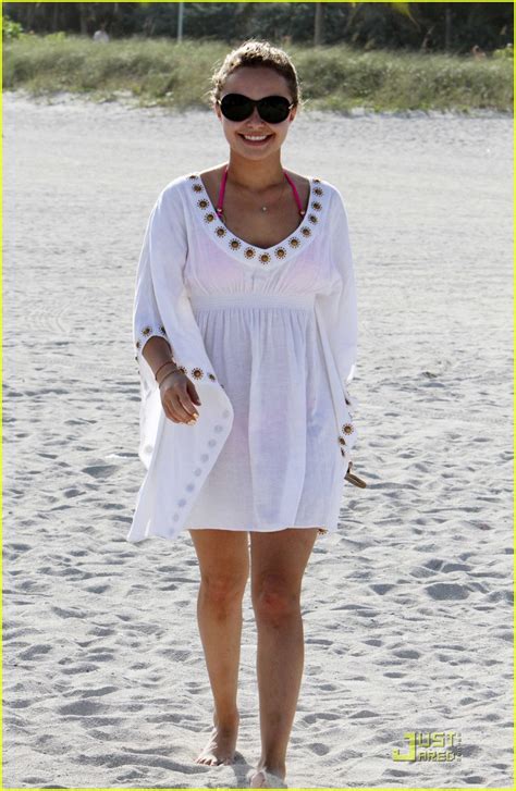 Photo Hayden Panettiere Beach Blissful 09 Photo 2405287 Just Jared