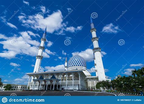 The Sultan Salahuddin Abdul Aziz Shah Mosque Is The State Mosque Of