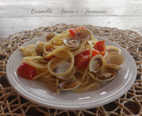 Gli spaghetti alle vongole e pomodorini sono un piatto tipico della tradizione culinaria italiana a base di pasta, vongole e pomodoro. Spaghetti alle vongole e pomodorini ciliegino | Cannella ...