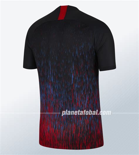 El club germano lanza este nuevo y llamativo modelo especial para europa, que se suma a los usados en las competiciones alemanas. Camiseta Nike del RB Leipzig Champions League 2019/20