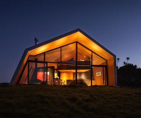 Follow the progress of houses with unforeseen complications and no stretch in the budget. The second season of Grand Designs NZ has arrived!