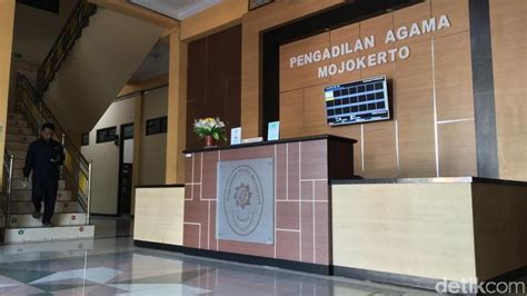 Menikah diusia belia bukanlah keinginan dari gadis cantik bernama alifa. Cerpen Hamil Muda Karena Perjodohan - Amat