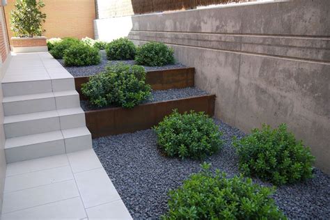 Principalmente en cuanto a macetas y jardineras porque con. Jardín moderno,Jardín de bajo mantenimiento,Terrazas de acero corten,Jardinera de acero corten ...