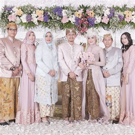 Baju khas madura yang populer serta model baju pengantin modern dalam acara suci model pakaian yang longgar dan terbuka menunjukan karakter yang mempunyai sifat kebebasan dan keternbukaan orang jawa timur namun. 50+ Model Baju Kebaya Orang Tua Pengantin Terbaru 2020 ...