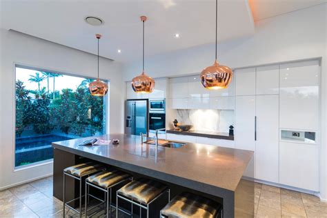 Try installing this pendant design above your kitchen island to cast a warm glow on refined sunday brunches or quick weekday dinners. Copper-coloured beauty: A kitchen to top - Completehome