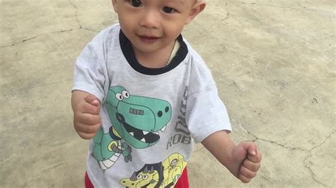 Mom bisa melepas kunci sederhana yang ada untuk memindah hal ini diperlukan untuk menghindari cedera pada bayi ketika belajar berjalan. Bayi lucu belajar jalan - YouTube