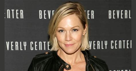 Jennie Garth Engaged To Dave Abrams Actress Getting Married To Fellow