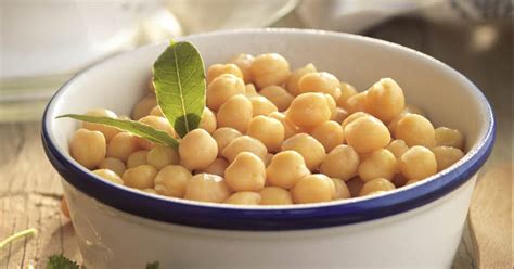 Es decir, cocer los garbanzos por un lado y hacer el sofrito de verduras por otro. 14 recetas que puedes hacer con un bote de garbanzos