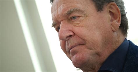 Gerhard schröder, deutscher bundeskanzler von 1998 bis 2005. Gerhard Schröder: Er trauert um seinen geliebten Patensohn ...