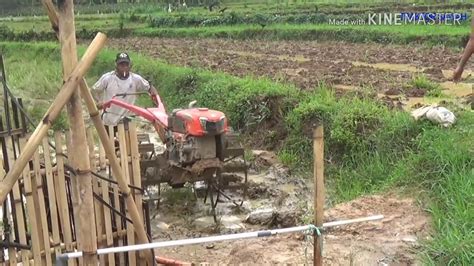 Petani dituntut mencari pekerjaan alternatif yang lebih menjanjikan pendapatan dalam ukuran uang yang diperoleh secara regular dan lebih cepat. TRAKTOR di SAWAH, BAPAK PETANI KEREN!!! - YouTube