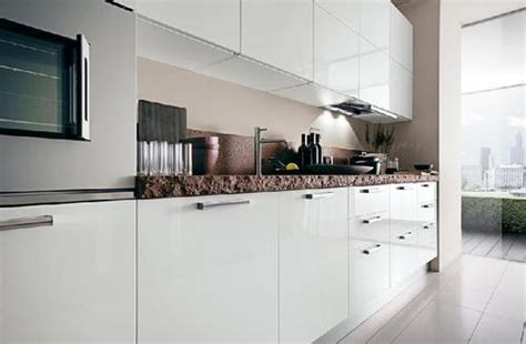 Tra le cucine moderne in legno 2017, scorgiamo modelli versatili e di grande impatto estetico. cucine moderne - laccate - lucide - opache - laminato ...