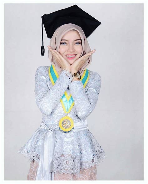 Kumpulan Model Kebaya Modern Untuk Acara Wisuda - Cara ...
