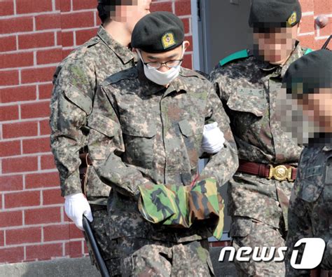 강원도 동부전선에 위치한 22사단 경계작전 구역을 월남한 북한 군복 착용 남성이 최초 1명이 아닌 '복수'라는 주장이 육군 8군단과 22사단 등에서 흘러나왔다. 軍 사형미결수 3명…임 병장 건 포함 대부분 '따돌림' 원인 ...