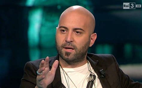 Accartocciato nel passato della sua protagonista, interpretata da giovanna mezzogiorno, tornare di cristina comencini si risolve, al cospetto di un disarmante schematismo narrativo, in un misogino. Ilaria Macchia moglie Giuliano Sangiorgi, ecco che cosa ...