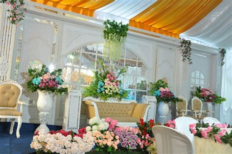 Ada banyak sekali model dan desain yang bisa dibuat, kamu bisa memilih akan menempatkan banyak bunga di dalam kamar ataupun sederhana saja. 30+ Trend Terbaru Dekorasi Pengantin - Fatiha Decor