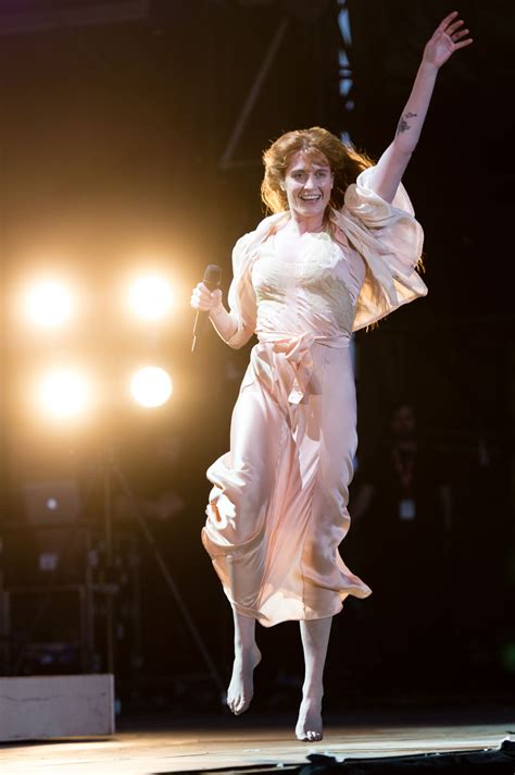 Florence + the machine — это ● флоренс уэлч (florence welch) — вокалистка и автор песен ● изабелла саммерс (isabella summers) — клавишные, продюсер и автор песен показать. Florence Welch - Florence and the Machine Perform at BBC ...