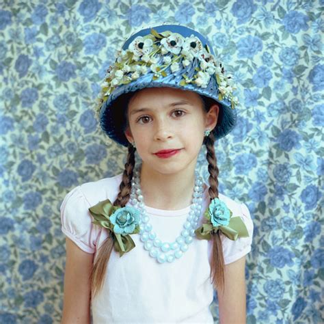 Niñas Angelicales De 7 Años Con Sombreros De Flores