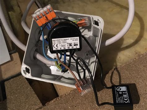 Fibaro dimmer 2 can switch or dim connected light source either through radio waves or through the wall switch connected directly to it. Fibaro Z-Wave Dimmer 2 mit Bypass 2 - TechnikBlock