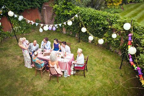 Stylists laurel walter and jennifer bright offer decoration ideas that take outdoor dinner parties to the next level. Throw an Inexpensive Outdoor Party