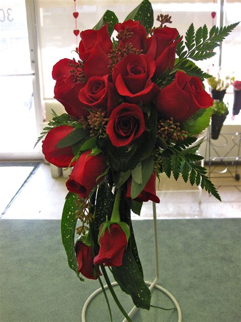 Sep 21, 2020 · perfect for a garden party wedding, like this one at the biltmore, mix soft blooms such as garden roses and hydrangea with zinnias and pink snowberry, like this design by philosophy flowers. Red Rose Cascade | Red rose wedding, Red rose bridal ...