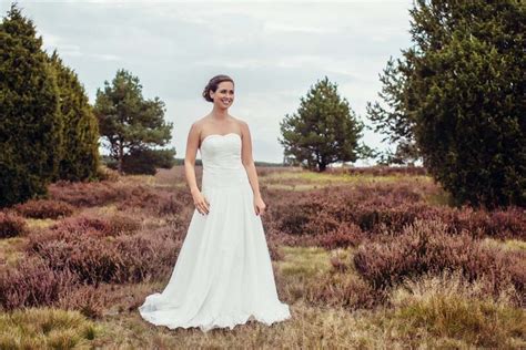 Boho brautkleider liegen nach wie vor im trend, denn sie verbinden auf einzigartige weise lässigkeit mit naturverbundenheit. Hochzeitskleider schlicht & modern - elementar I moderne ...