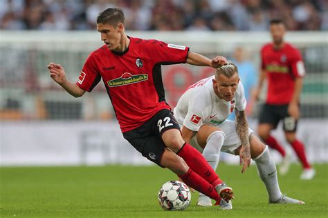 Roland sallai has made a habit of scoring spectacular chips and in the last year the freiburg winger has pulled off the feat against schalke, eintracht frankfurt and, for hungary, against russia. Le a kalappal Sallai előtt! • SportTV