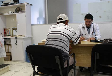 La esclerosis múltiple (em) es una enfermedad autoinmunitaria que afecta al cerebro y a la los especialistas creen que la causa de la esclerosis múltiple está relacionada con un virus, un defecto. Esclerosis múltiple, dejará de ser enfermedad rara ...