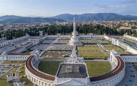 Brescia è un comune italiano di 199 375 abitanti1, capoluogo dell'omonima provincia in lombardia. Coronavirus, Brescia: il sindaco decide di chiudere i cimiteri