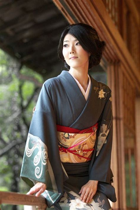 Japan is the third largest country in the world in terms of gdp, so a japanese woman is certainly not looking for a foreign husband for his money or a better life. I love this Japanese woman dressed in a traditional kimono ...