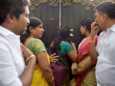 What does விவாக நிச்சயதார்த்தம் (vivāka niccayatārttam) mean in tamil? வளைக்கப்படுகிறது விவேக் குடும்பம் ? : சகோதரி ஷகீலாவும் ...