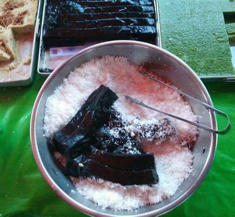 Nama kerbau guling ini diambil daripada warna kuih ini yang hitam seperti kerbau dan berguling guling di dalam kelapa sebelum dihidangkan. RESEPI KUIH KERBAU GULING VIRAL