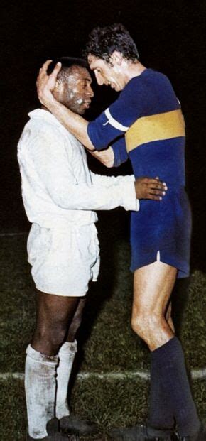 Santos manda o primeiro jogo da final da libertadores de 1963 no maracanã atraindo 100.000 pessoas. Pele of Santos and Antonio Rattin of Boca Juniors after ...
